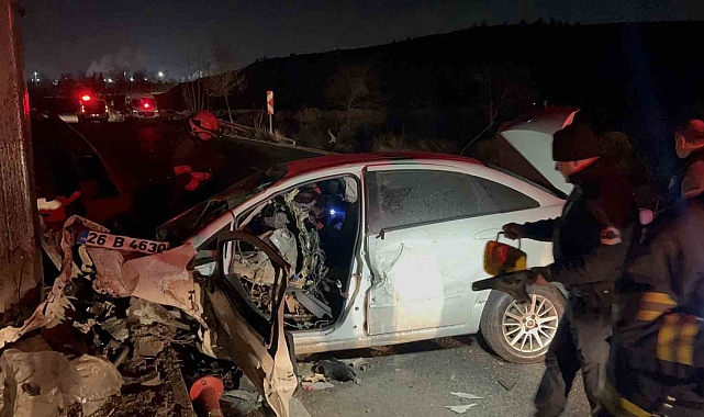 Eskişehir'de feci kaza: 190 kilometre hızla direğe çarpan otomobilin sürücüsü hayatını kaybetti