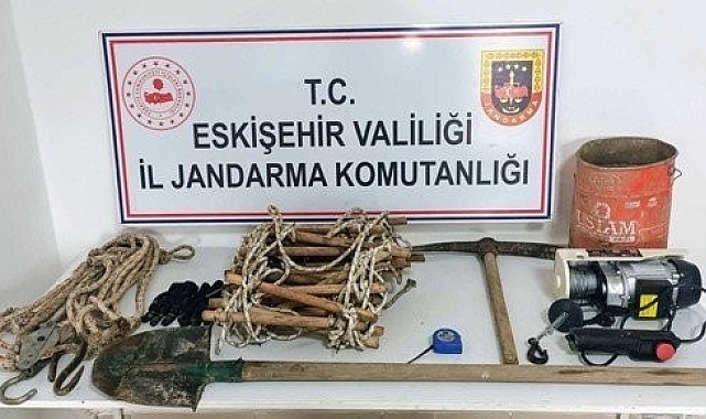 Evinin bahçesinde kaçak kazı yapan 2 şahsa jandarma operasyonu