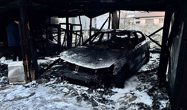 Garajda çıkan yangında 2 araç kül oldu
