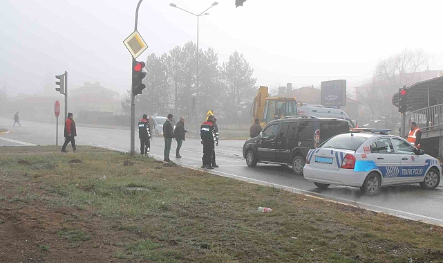 Hafif ticari araç kırmızı ışıkta bekleyen kamyona çarptı: 5 yaralı