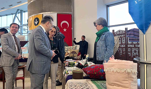 "İlmek İlmek dokunmuş hayatlar, kadınların elleriyle özgürleşiyor" sergisi