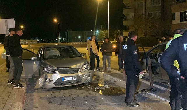 Karaman'da 2 otomobil kafa kafaya çarpıştı: 2 yaralı