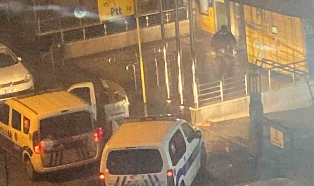 Kargosunu teslim alamayan şahıs PTT şubesinin camlarını kırdı