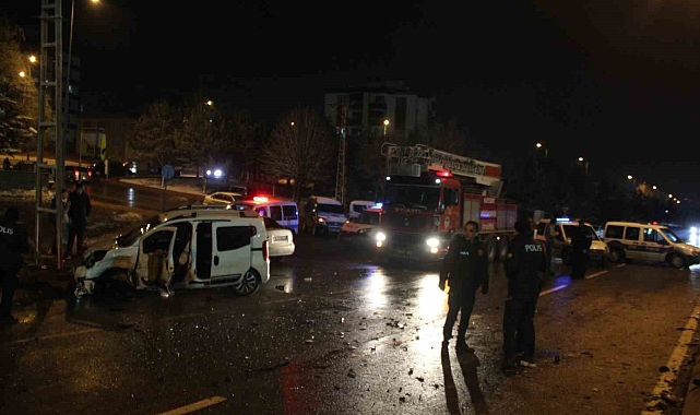 Kayseri'de hafif ticari araç ile pikap çarpıştı: 5 yaralı