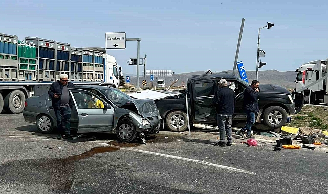 Kırıkkale'de otomobil ile pikap çarpıştı: 3 yaralı