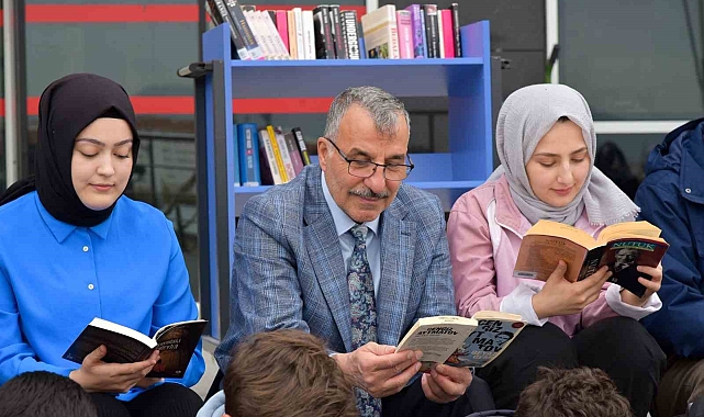KMÜ Rektör Gavgalı, öğrencilerle birlikte kitap okudu