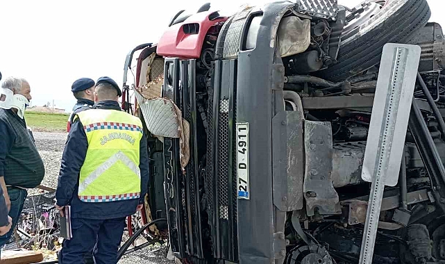 Konya'da elma yüklü kamyon devrildi: 2 yaralı