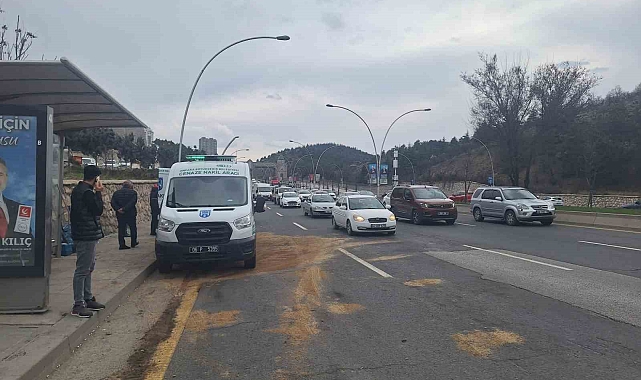 Minibüs belediye otobüse çarptı: 1 ölü, 1 yaralı
