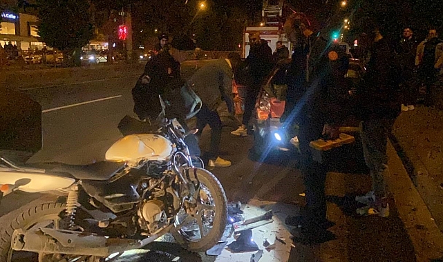 Motosiklet park halindeki otomobile çarptı: 2 yaralı