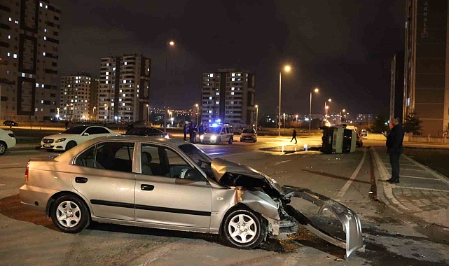 Otomobille çarpışan işçi servisi devrildi: 3 yaralı
