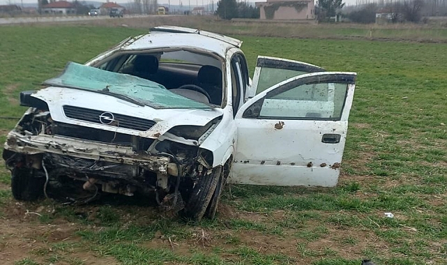 Sivas'ta yoldan çıkan otomobil takla attı: 3 yaralı