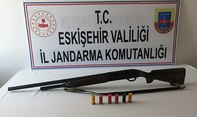 Şüphelilerin ikametleri ile araçlarında yapılan aramalarda birçok ruhsatsız silah ve tüfek ele geçirildi