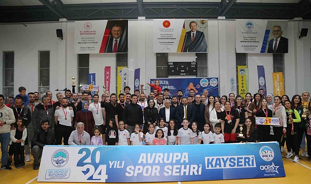 Voleybol turnuvasında dereceye giren takımlara ödülleri veridi