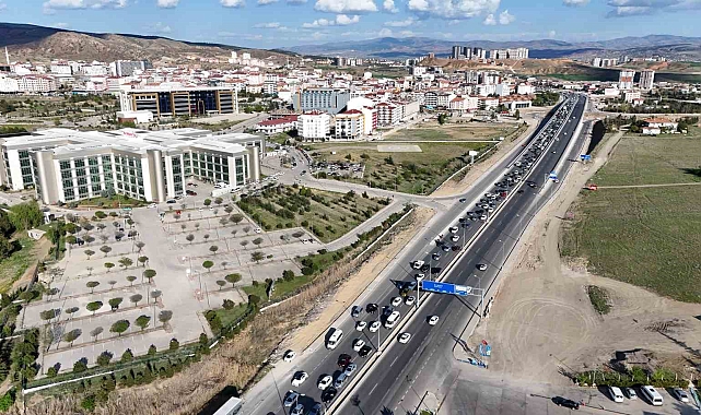 43 ilin geçiş güzergahındaki trafik yoğunluğu havadan görüntülendi