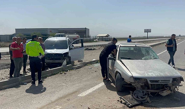 Aksaray'da iki araç kavşakta çarpıştı: 2 hafif yaralı