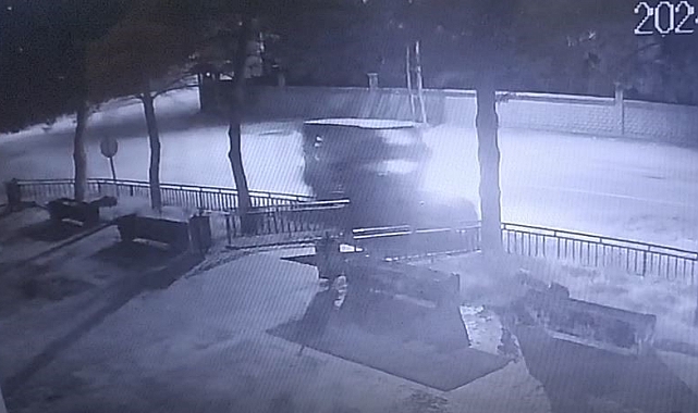 Alkollü sürücü makam aracına çarptı