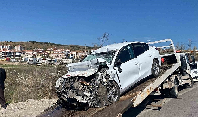 Ankara'da otomobil hafriyat kamyonuna çarptı: 1 ölü