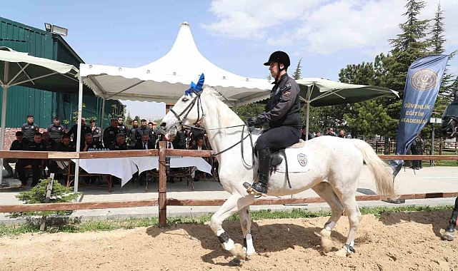 Atlı polislere taze kan