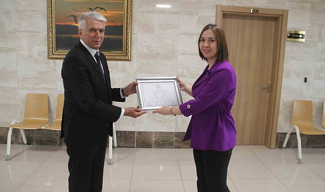 Bağımsız adaylar içinde en yüksek oy oranıyla seçilen başkan mazbatasını aldı