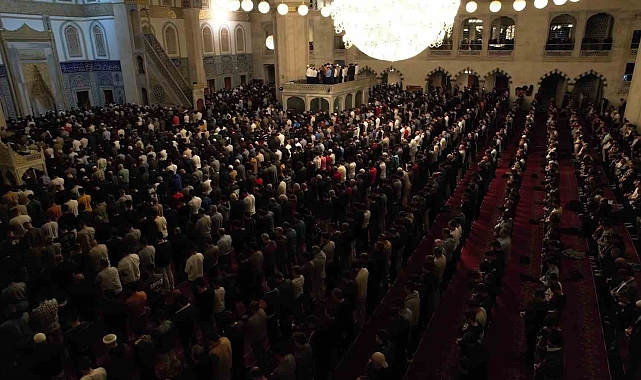 Başkentin camileri Kadir Gecesi'nde doldu taştı