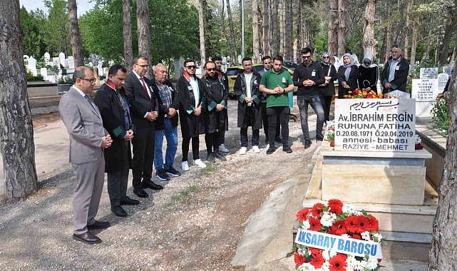 Davalısı tarafından öldürülen avukat mezarı başında anıldı