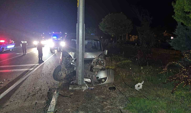 Direksiyon hakimiyetini kaybedip direğe çarptı: 1 ölü, 2 yaralı