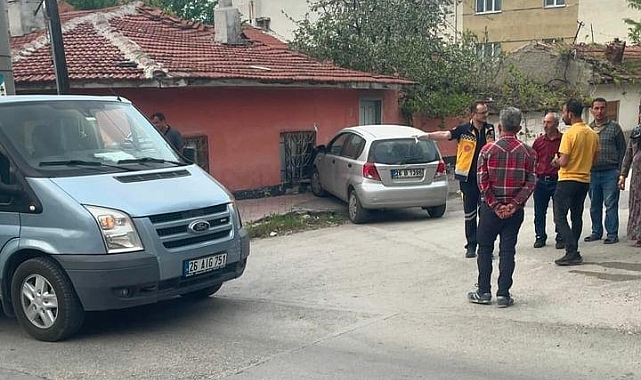 Eskişehir'de minibüsle çarpışan otomobil evin duvarına çarparak durabildi