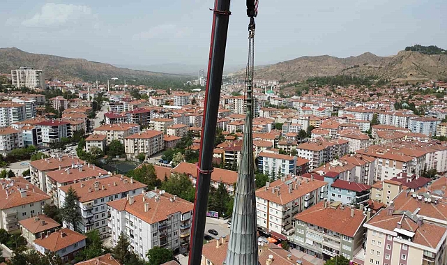 Fırtınada bir minaresi devrilen caminin diğer minaresi kontrollü olarak yıkılıyor