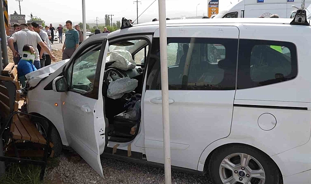 Hafif ticari araç, 'evde sağlık hizmeti' aracıyla çarpıştı: 6 yaralı