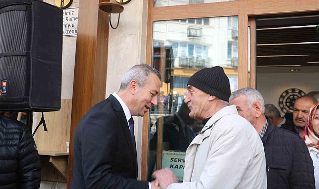 İlk bayramlaşmasına binlerce kişi akın etti, saatlerce ayakta kaldı