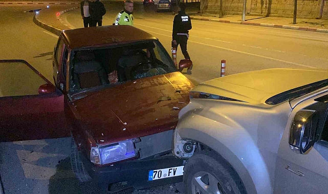 Karaman'da kamyonet ile otomobil kafa kafaya çarpıştı: 3 yaralı