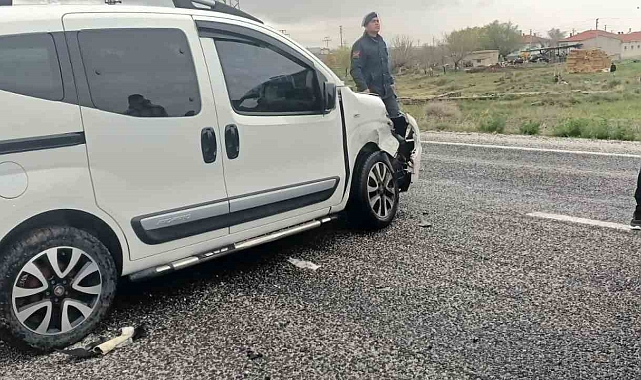 Karapınar'da hafif ticari araç ile otomobil çarpıştı: 7 yaralı