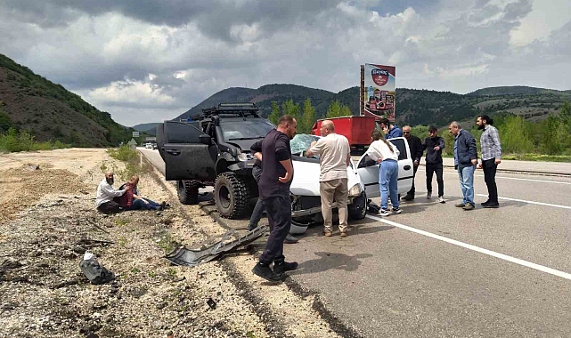 Karşı şeride geçen otomobil pikapla çarpıştı: 4 yaralı