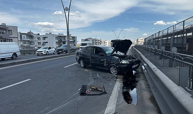 Kayseri'de otomobil aydınlatma direğine çarptı: 1'i ağır 2 yaralı