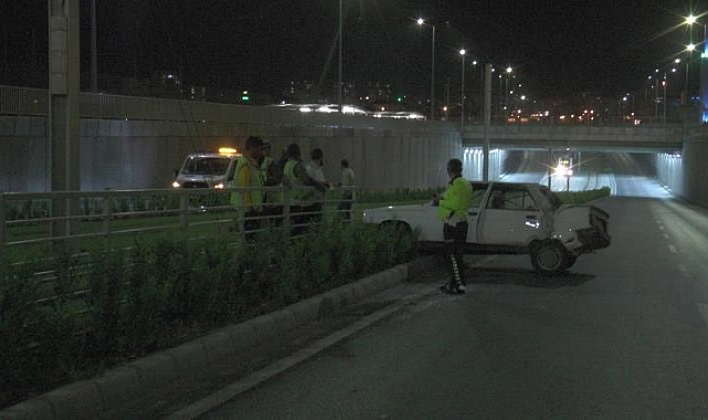 Kayseri'de otomobil tramvay yolunu girdi: 2 yaralı