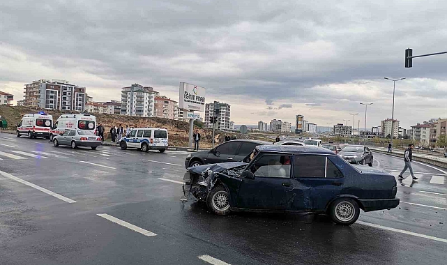 Kayseri'de otomobiller çarpıştı: 3 yaralı