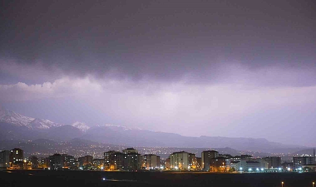 Kayseri'de şimşekler geceyi aydınlattı