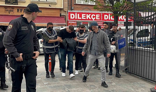 'Kelime-i Tevhid' yazılı bayrakla yürüyen şahsa küfür ve müdahale eden şüpheli adliyeye sevk edildi