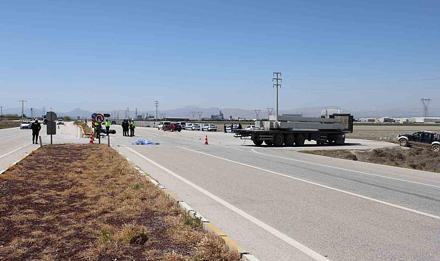 Konya'da motosiklet tıra çarptı, sürücü öldü