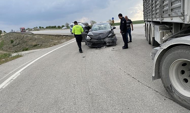Konya'da otomobil 'U' dönüşü yapan tıra çarptı: 1 yaralı