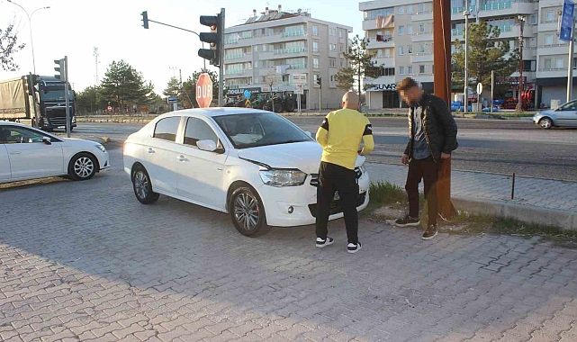 Konya'da üç araç çarpıştı: 3 yaralı