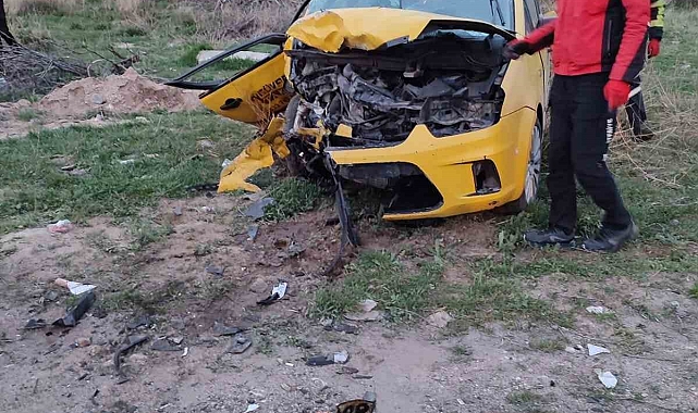 Niğde'de iki otomobil kafa kafaya çarpıştı: 1'i ağır 4 yaralı