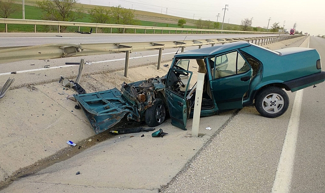 Otomobil bariyerlere çarptı: 2 yaralı