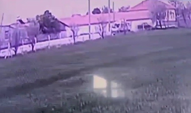 Otomobil ile kamyonetin çarpışma anı kamerada