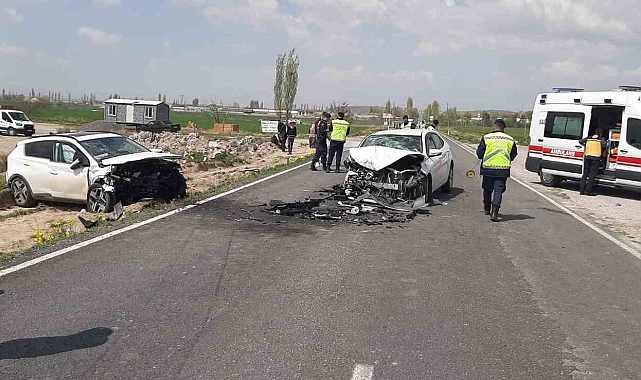 Otomobiller kafa kafaya çarpıştı: 7 yaralı