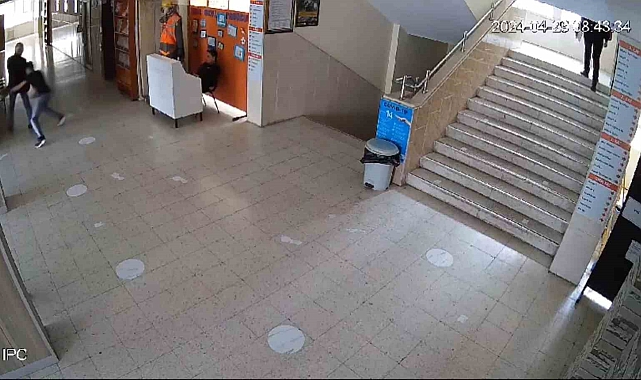 Pusu kurup beklediği öğretmenini bıçaklayan öğrenci kamerada