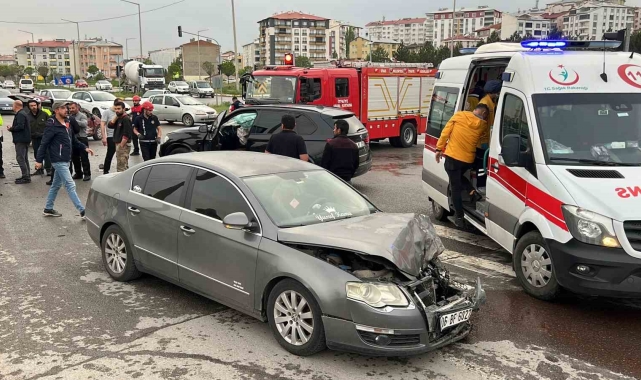 Sivas'ta 3 araç çarpıştı: 3 yaralı