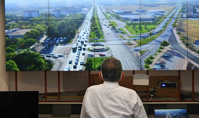 Trafik kontrol merkezinde; 320 kamera ile 135 kavşak canlı takip ediliyor