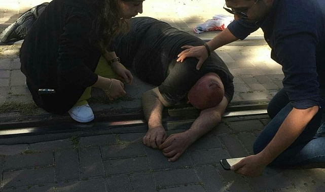 Tramvayın çarptığı polis memuru ağır yaralandı