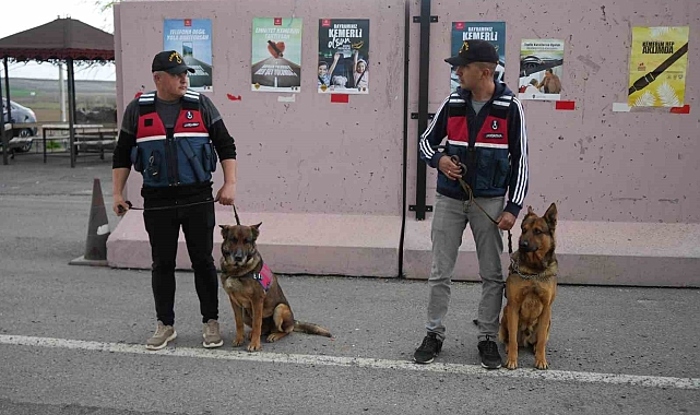 Vali Çelik, trafik uygulama noktalarını denetledi, vatandaşlarla bayramlaştı